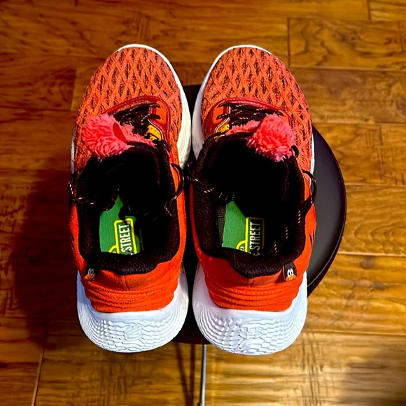 Sesame Street Elmo Curry 9s - Picture 3 of 3
